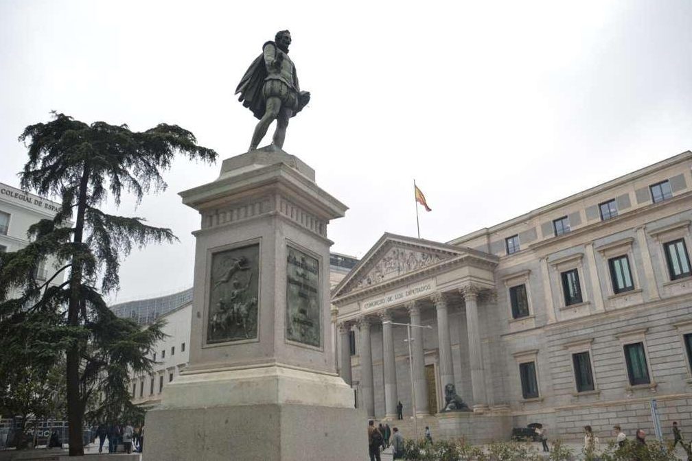 Estatua de Cervantes frente a las Cortes