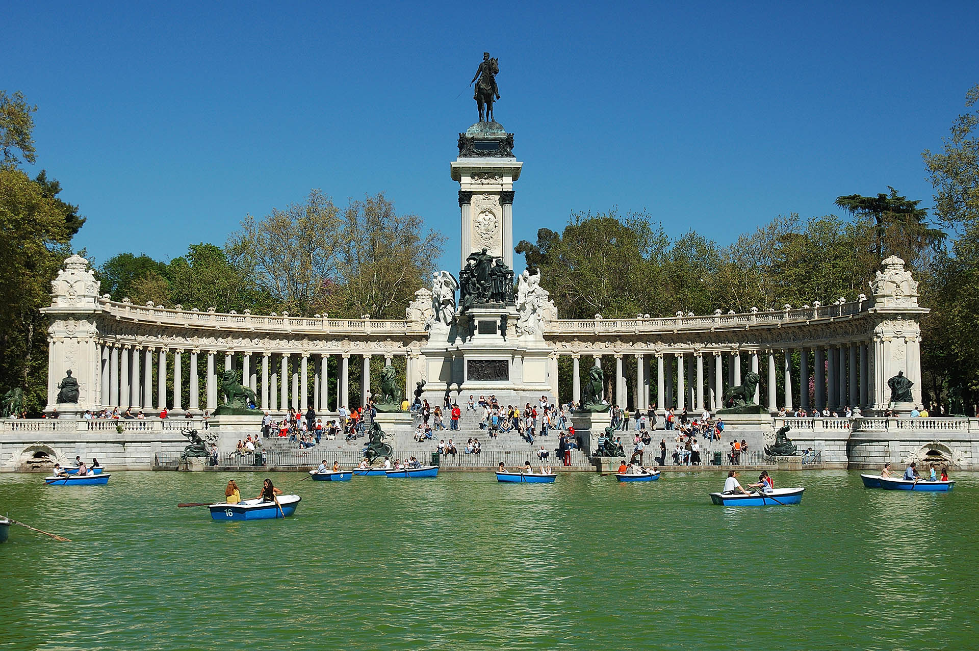 lago del Parque del Buen retiro de Madrid